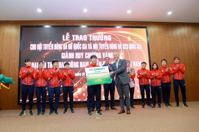 Đội phó Phạm Hải Yến - Dại diện Đội tuyển bóng đá nữ tiếp nhận phần thưởng 3 tỷ đồng từ FE Credit
