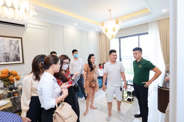  Khách hàng thích thú trải nghiệm căn hộ mẫu dự án Hanoi Melody Residences