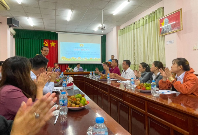 Đại diện Fe Credit đã cùng đại diện Liên đoàn lao động Việt Nam khảo sát nhu cầu vay tiêu dùng của người lao động, công nhân ở các KCN, KCX